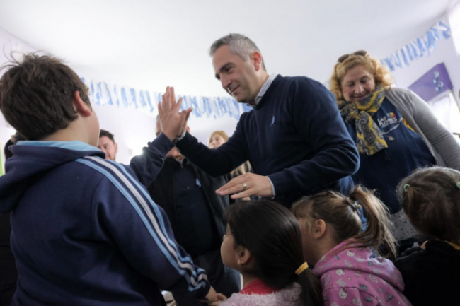 Actividad del ministro de desarrollo de la comunidad Andres Larroque