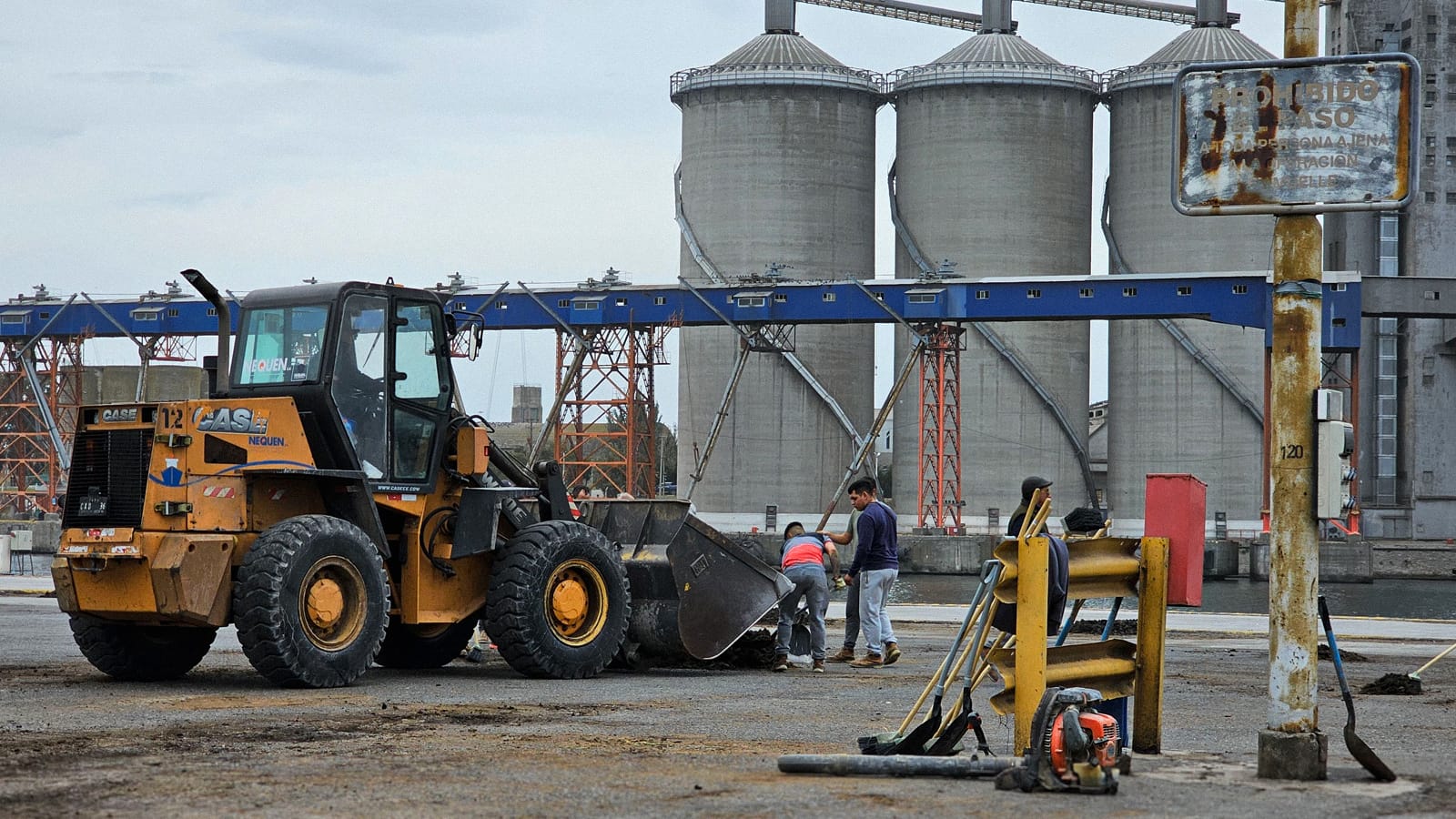 Continúan los trabajos de limpieza y mantenimiento en Puerto Quequén