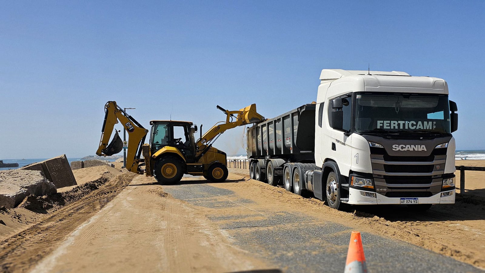 Trabajos de mantenimiento en la escollera sur de Puerto Quequén 