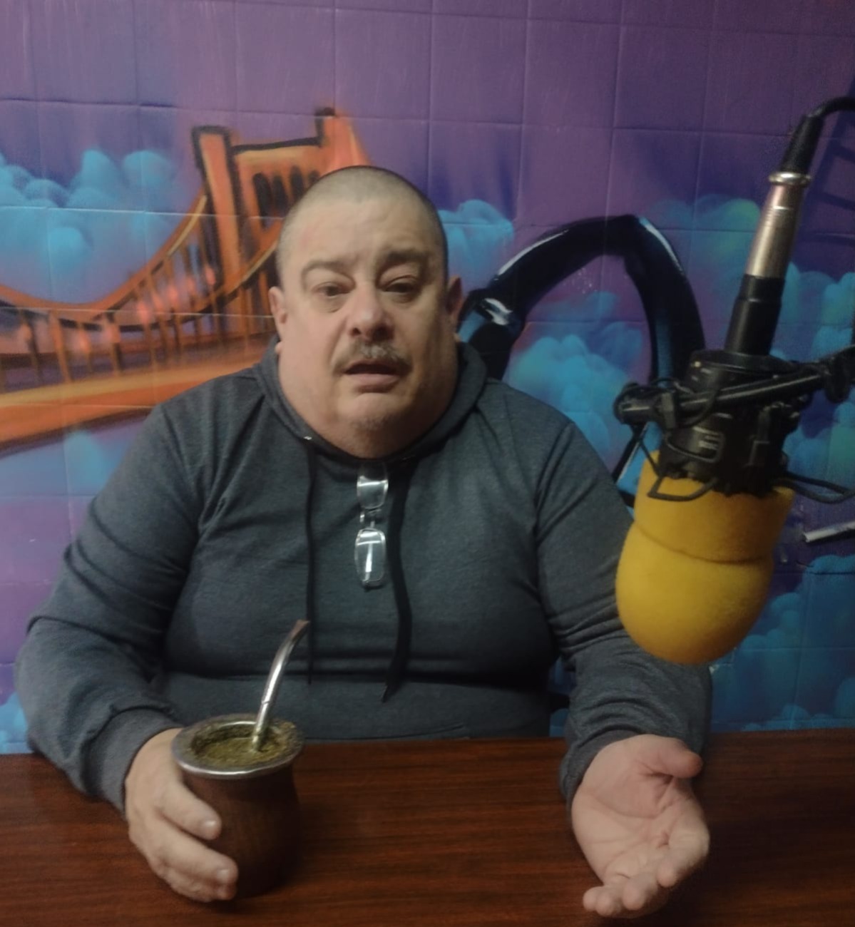 ANTONIO CORONA: “RINDEN HOMENAJE A RAÚL ALFONSÍN LLEVANDO UNA CORONA Y DESPUÉS ARREGLAN CON EL PRO Y LLA…DEJÉMONOS DE HIPOCRESÍA…NO LO MEZCLEMOS MAS CON ESTO “