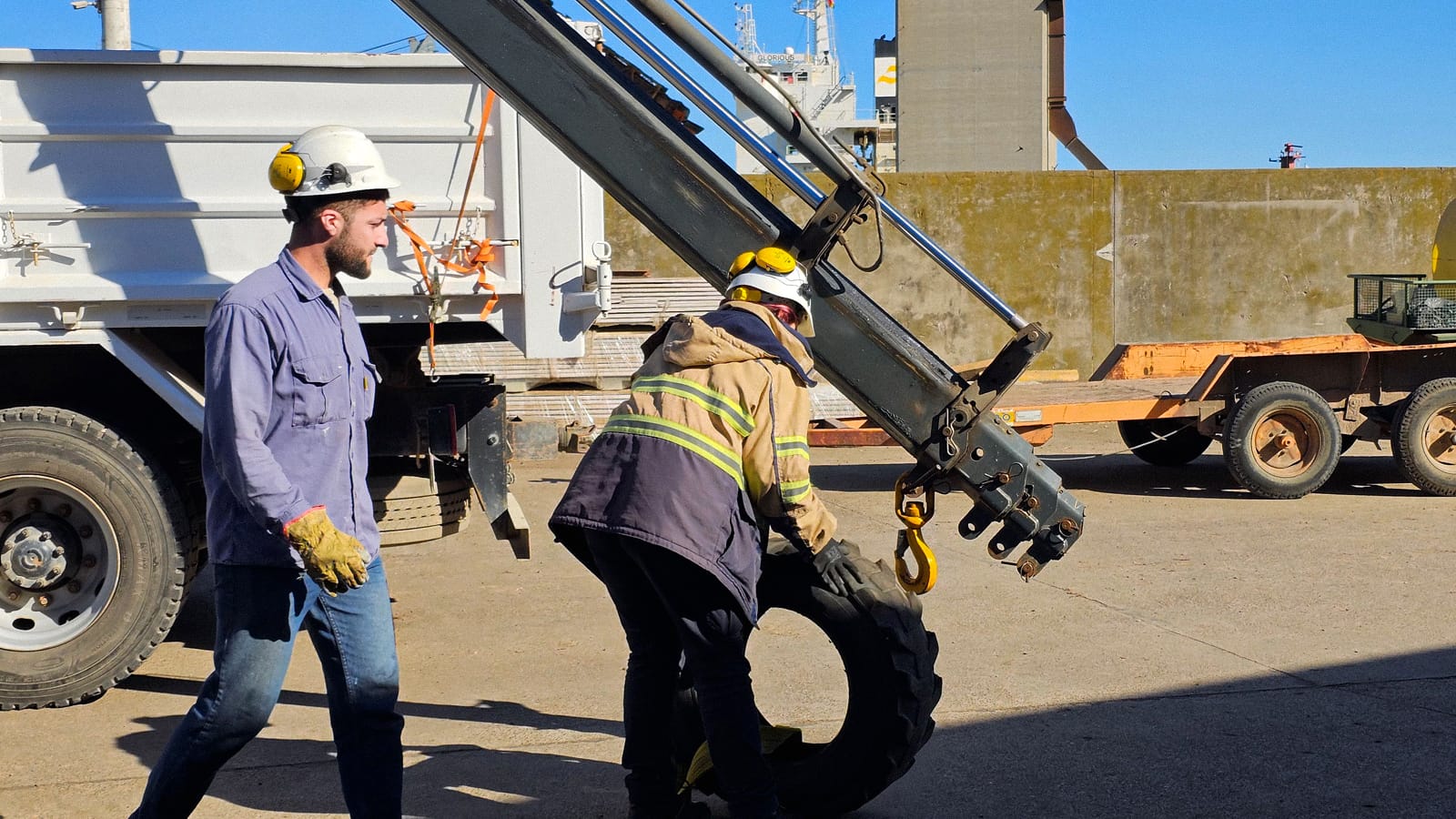 Capacitación sobre &quot;operación segura de grúa de pluma articulada&quot; en Puerto Quequén