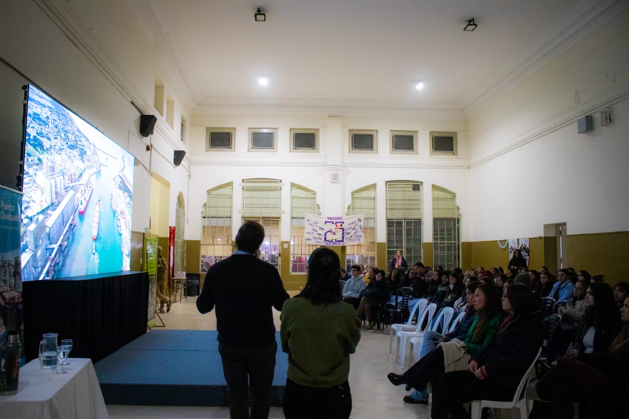 Puerto Quequén llenó el ISFD N° 163 en su tercera cátedra abierta