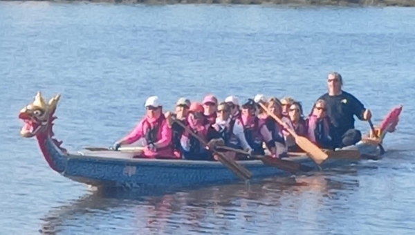 El río Quequén se tiñe de rosa