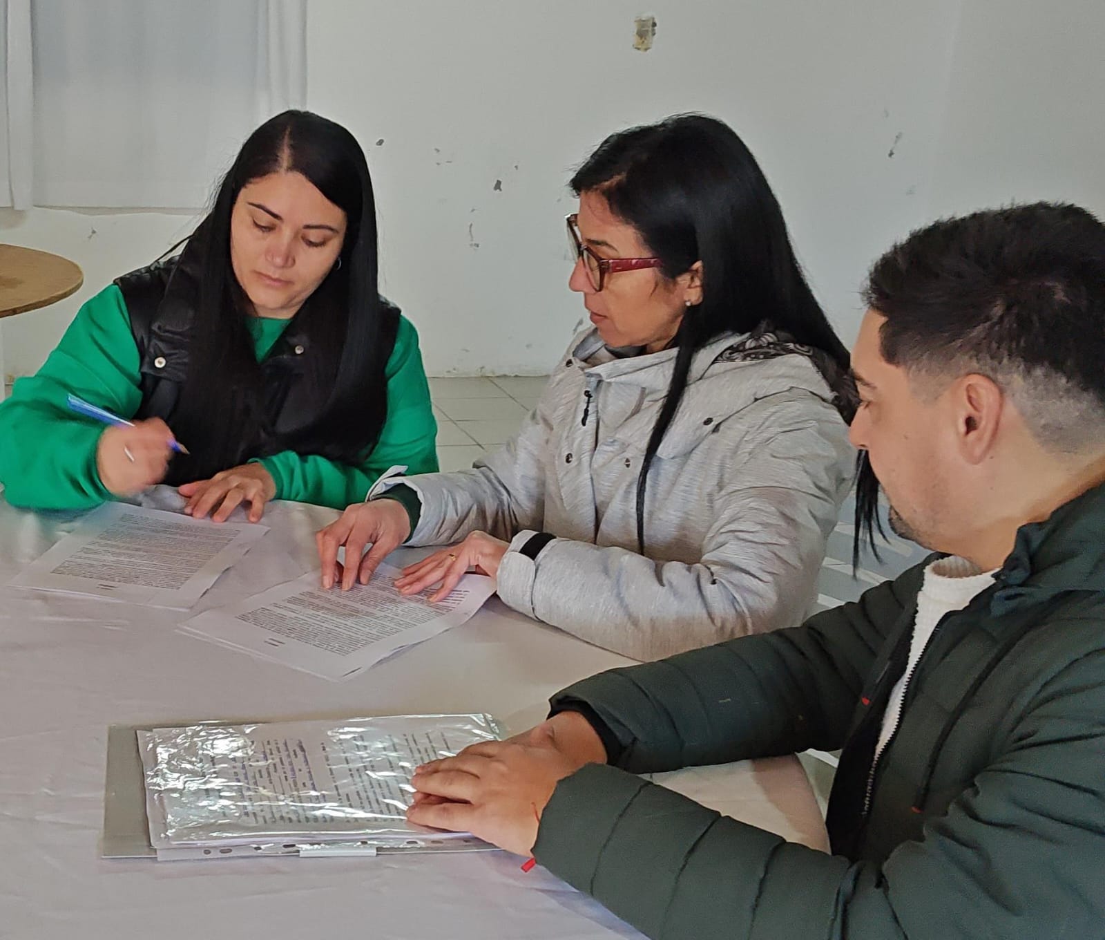Andrea Cáceres visito y entrego subsidio en Loberia.