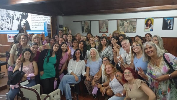 CHARLA  CON LA LICENCIADA MONICA BOUYSSEDE EN EL PJ.