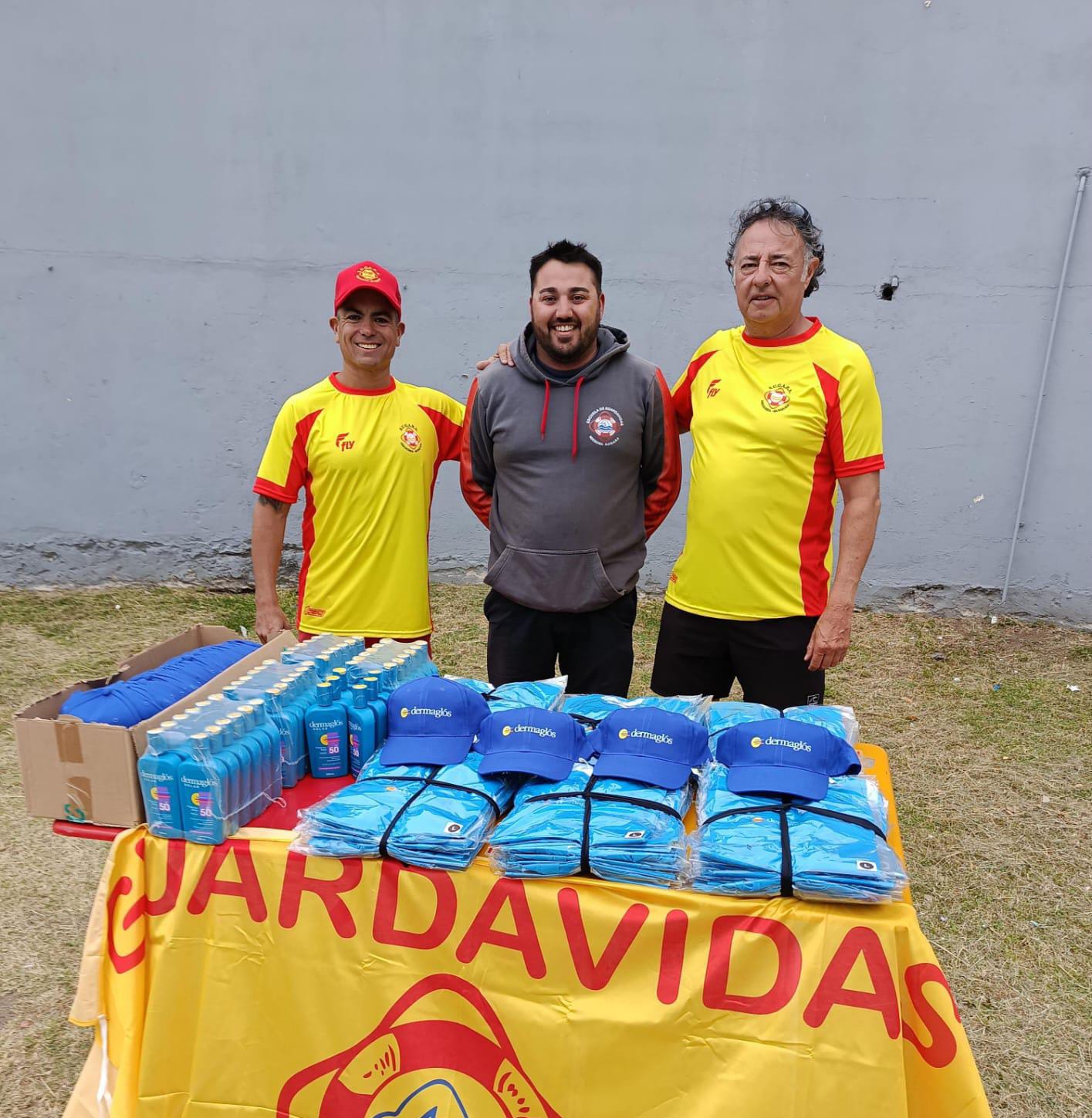 El SUGARA entrego kidts para los guardavidas