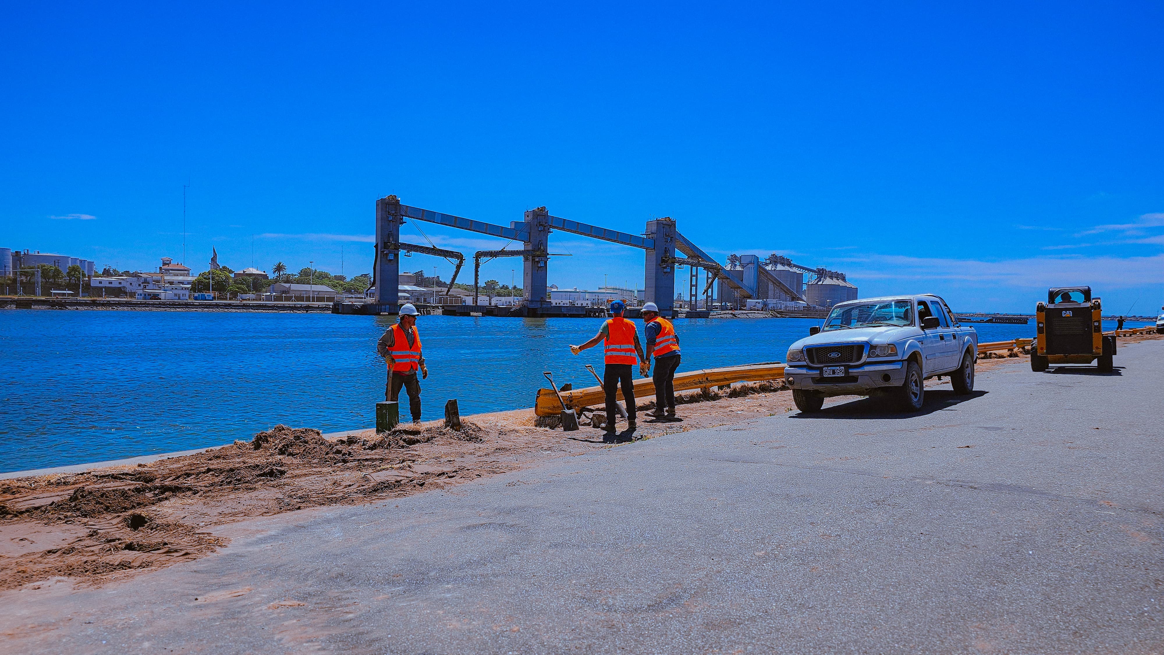 Siguen los trabajos de mantenimiento en la zona portuaria