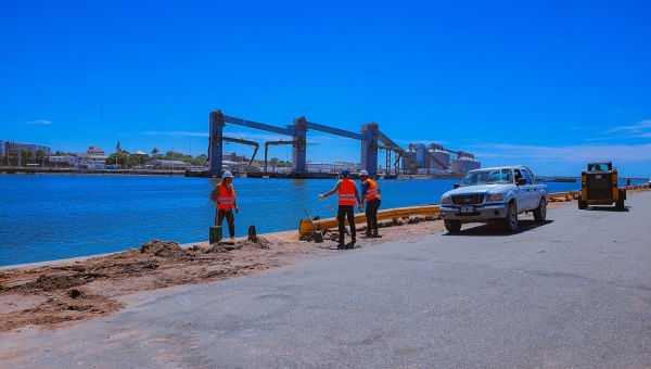 Siguen los trabajos de mantenimiento en la zona portuaria