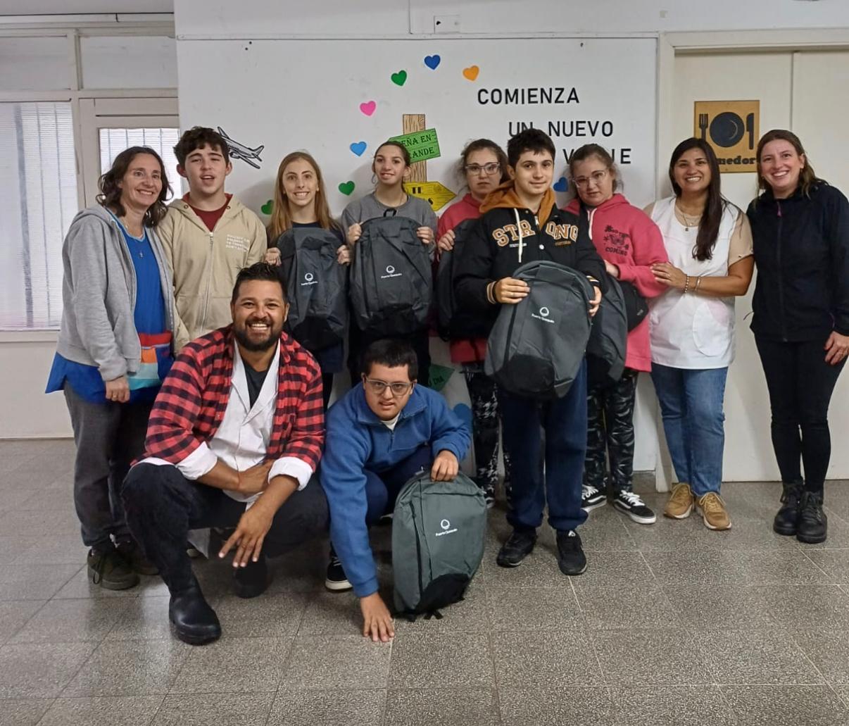 Puerto Ciudad Inclusiva:  entregó 40 mochilas escolares a la Escuela Especial Nº 503
