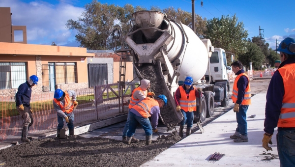 Puerto de Quequén avanza con la obra de bacheo en la Av. Almirante Brown para optimizar la logística y el tránsito urbano.