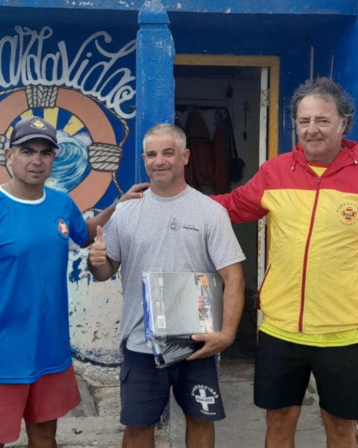 SUGARA NECOCHEA QUEQUÉN . Entrega de útiles para las/os guardavidas con hijos en edad escolar.