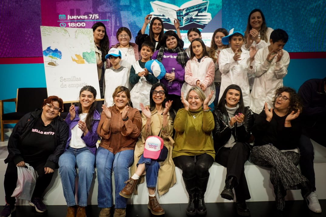  Andrea Cáceres acompañó la presentación del libro “Semillas de empatía” en la Feria Internacional del Libro